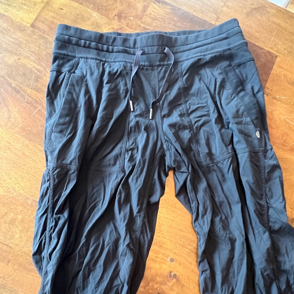 Women’s black Lululemon parachute pants- size 8